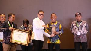 Bupati-Bulungan-Syarwani-menerima-piagam-dthnfg.jpg
