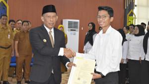 Bupati-Bulungan-Syarwani-menyerahkan-SK-PPPK-300925.jpg
