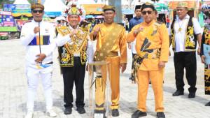 Bupati-Bulungan-serahkan-tropi-01-14102025jpg.jpg