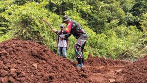 Dansatgas-cangkul-Tanah-di-TMMD-01-24102025jpg.jpg