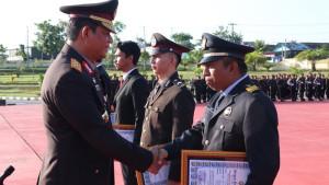 Djati-Wiyoto-Abadhy-memberikan-penghargaan-kepada-27-orang.jpg