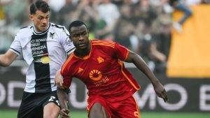 Evan-Ndicka-kolaps-AS-Roma-kontra-Udinese.jpg