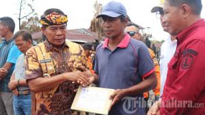 Gubernur-Kaltara-dan-korban-kebakaran-Desa-Mansalong-180925_2.jpg