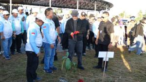 Iwan-Fals-bersama-Pejabat-Pemkab-Malinau-251025S.jpg