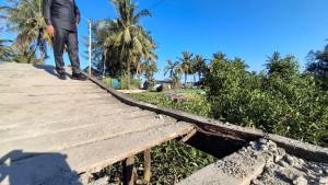Jembatan-kayu-di-Pantai-Amal-01-07102025jpg.jpg