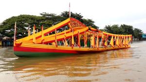 Kapal-Biduk-Bebandung-tampak-menyeberangi-sungai-kayan-Bulungan.jpg