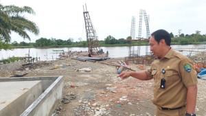 Kepala-Dinas-PUPR-Bulungan-Khairul-saat-meninjau-progres-pembangunan-IPA-Tanjung-Palas.jpg