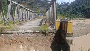 Lalu-lintas-transportasi-longsor-di-Malinau-dghf.jpg