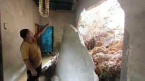 Longsor-akibatkan-dinding-rumah-warga-jebol-27052024.jpg