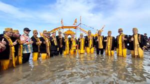 Padaw-Tuju-Dulung-di-Pantai-Amal-Kota-Tarakan-121025.jpg