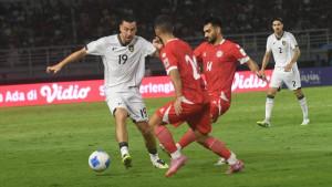 Pemain-Timnas-Indonesia-Haye-19-berusaha-mengecoh-pemain-Lebanon.jpg