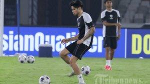 Pemain-Timnas-Indonesia-Kevin-Diks-melakukan-latihan.jpg