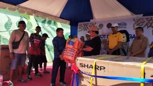 Penyerahan-bantuan-life-jacket-di-Pelabuhan-Keramat-Tana-Tidung.jpg