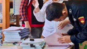 Penyidik-Kejaksaan-Negeri-Malinau-memeriksa-sejumlah-berkas.jpg