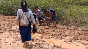 Perjuangan-siswasiswi-SD-di-Krayan-melewati-jalan.jpg