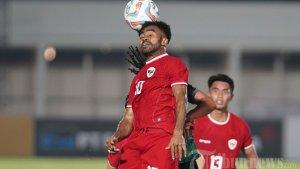 Pesepak-bola-Timnas-Indonesia-Yakob-Sayuri.jpg