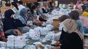Petugas-pelipatan-surat-suara-di-Tanjung-Selor-260124_3.jpg