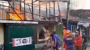 Proses-pemadaman-di-tiga-rumah-terbakar-261025S.jpg