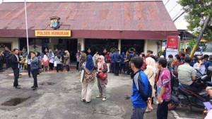 Ratusan-calon-PPPK-di-Nunukan-mengantre-di-depan-Polsek.jpg
