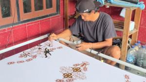 Salah-satu-pengrajin-batik-khas-perbatasan-Nunukan.jpg