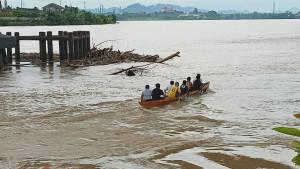 Sampah-kayu-hanyut-di-perairan-Sungai-Sesayap-rehtf.jpg