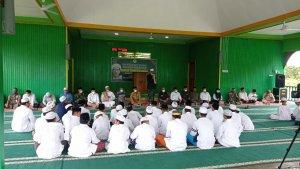Santri-dan-sejumlah-warga-mengikuti-Tausiah-Agama-di-Pondok-Pesantren-Al-Khairaat.jpg