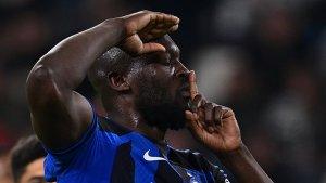 Selebrasi-Romelu-Lukaku-hormat-dan-tutup-mulut-040423_1.jpg