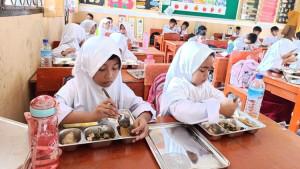 Siswa-dan-siswi-saat-menyantap-hidangan-Makan-Bergizi-Gratis-071025.jpg