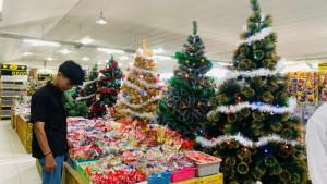 Tampak-seorang-pembeli-saat-melihat-pernak-pernik-Natal-di-Panen-Square.jpg