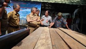 Tampak-wujud-bantuan-barang-berupa-kayu-thgf.jpg