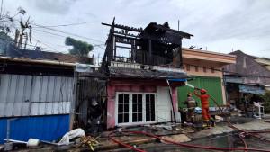 Tiga-rumah-hangus-terbakar-261025S.jpg