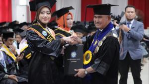 Wali-Kota-Khairul-hadiri-wisuda-UBT-20112025jpg.jpg