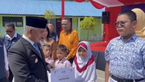 Wali-Kota-Tarakansaat-menyerahkan-beasiswa-berprestasi-300925.jpg