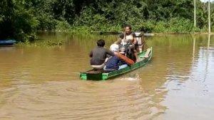 Warga-melewati-banjir-luapan-air-sungai-Nyelung-rhb.jpg