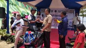 Wawan-saat-menerima-motor-hadiah-doorprize-Harhubnas-dgjn.jpg