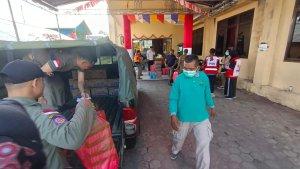 baznas-kota-tarakan-saat-mengantarkan-nasi-kotak-ke-kantor-kelurahan-selumit-srhd.jpg