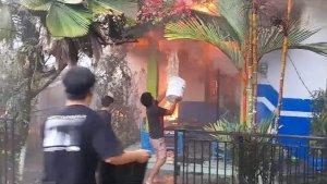 kondisi-kepanikan-warga-di-kelurahan-pamusian-tarakan-saat-api-membakar.jpg