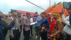 massa-aksi-saat-menyerahkan-laporan-delapan-pengusaha-kayu-diduga-ilegal-ke-polres-tarakan.jpg