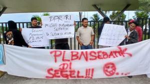 pemuda-Sebatik-Nunukan-segel-PLBN.jpg
