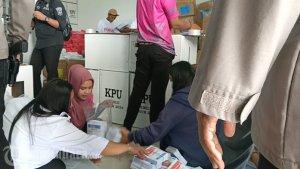 petugas-pelipat-surat-suara-di-Malinau-260124_1.jpg