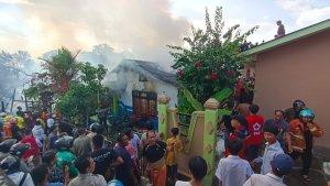 salah-satu-umah-yang-terbakar-di-rt-29-kelurahan-pamusian-kota-tarakan-dtue.jpg