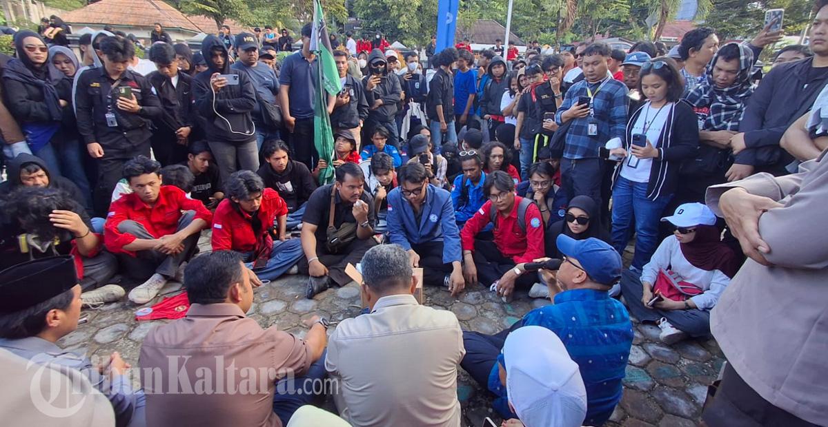 06042026-demo-mahasiswa-di-DPRD-Tarakan-01.jpg