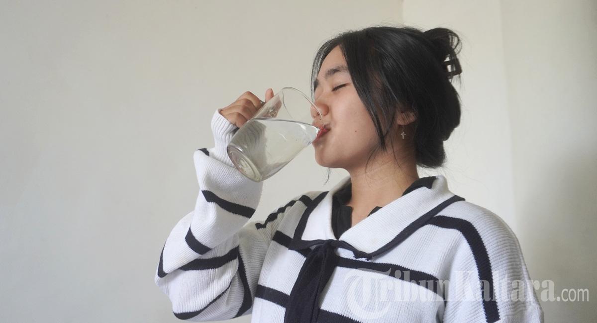 10122025-minum-air-putih-01.jpg