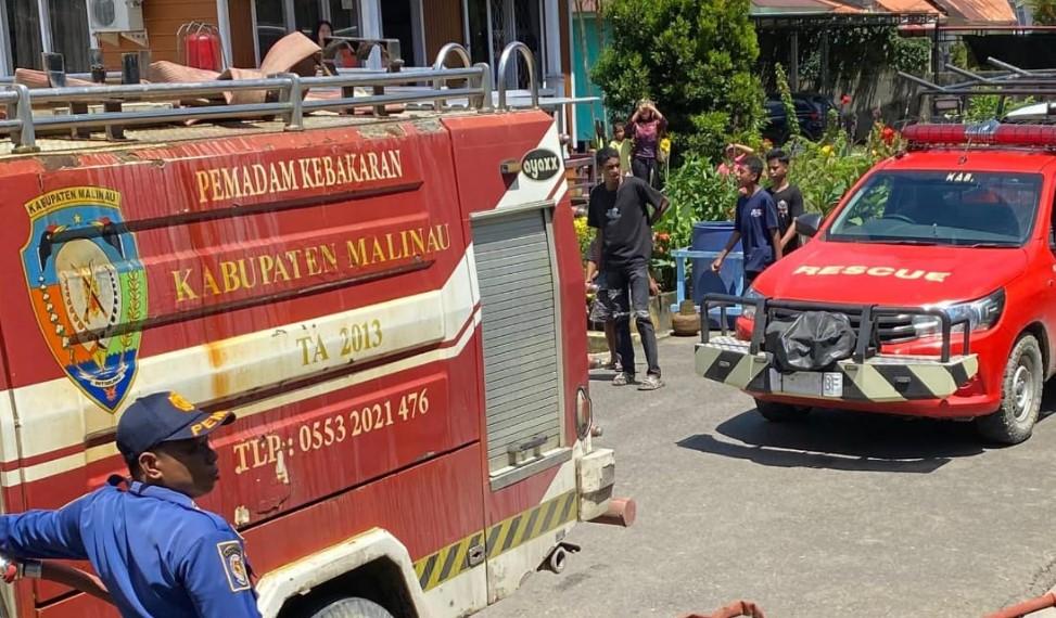 20250623-Damkar-Malinau-menangani-kebakaran.jpg