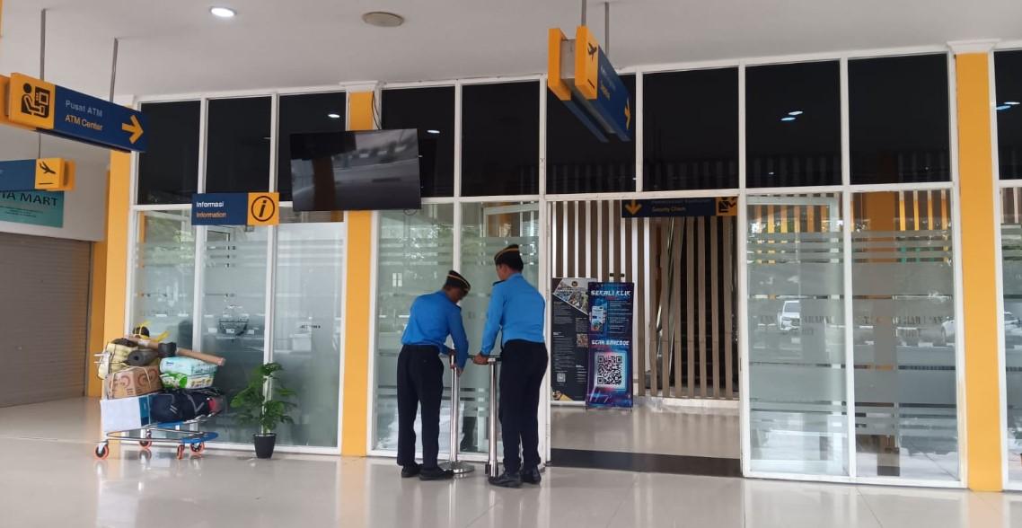 20260403-petugas-di-bandara-tanjung-harapan.jpg