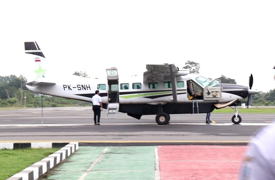 20260424-pesawat-susi-air-di-bandara-tanjung-harapan.jpg