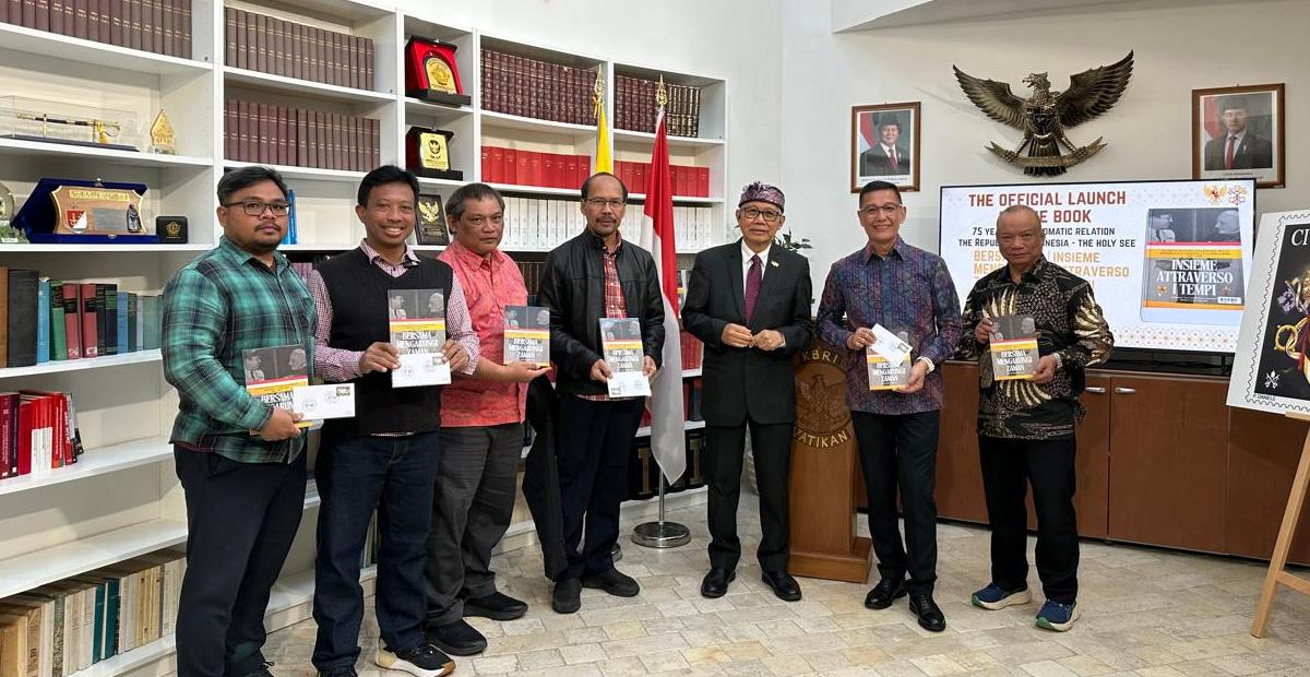 27032026-peluncuran-buku-BERSAMA-MENGARUNGI-ZAMAN-01.jpg