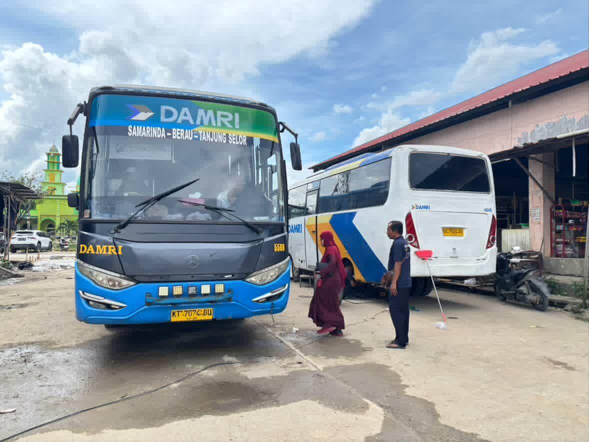 Aktivitas-penumpang-jelang-mudik-Nataru-di-Damri-Tanjung-Selor.jpg