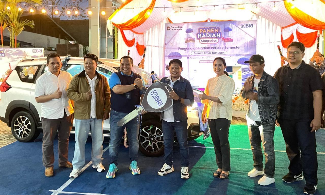 BRI-Nunukan-Soekarno-menyerahkan-secara-simbolis-kunci-mobil-Suzuki-XL7-Zeta-rh.jpg