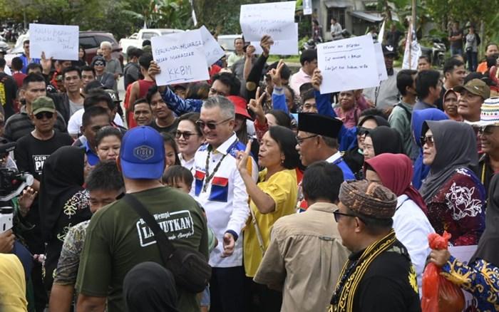 Bakal-Paslon-Wempi-Jakaria-WIRA-Jilid-II-tiba-di-lokasi-deklarasi-akbar-dtgjn.jpg